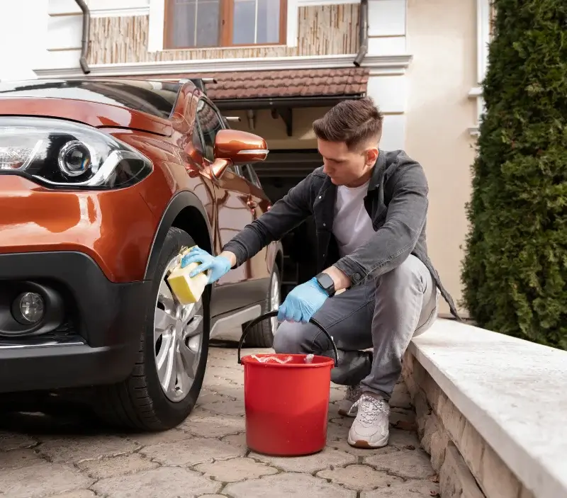 Lavage auto à domicile Vézelin-sur-Loire : professionnel intervenant sur un véhicule